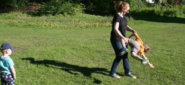 Gina spielt mit ihren Kindern